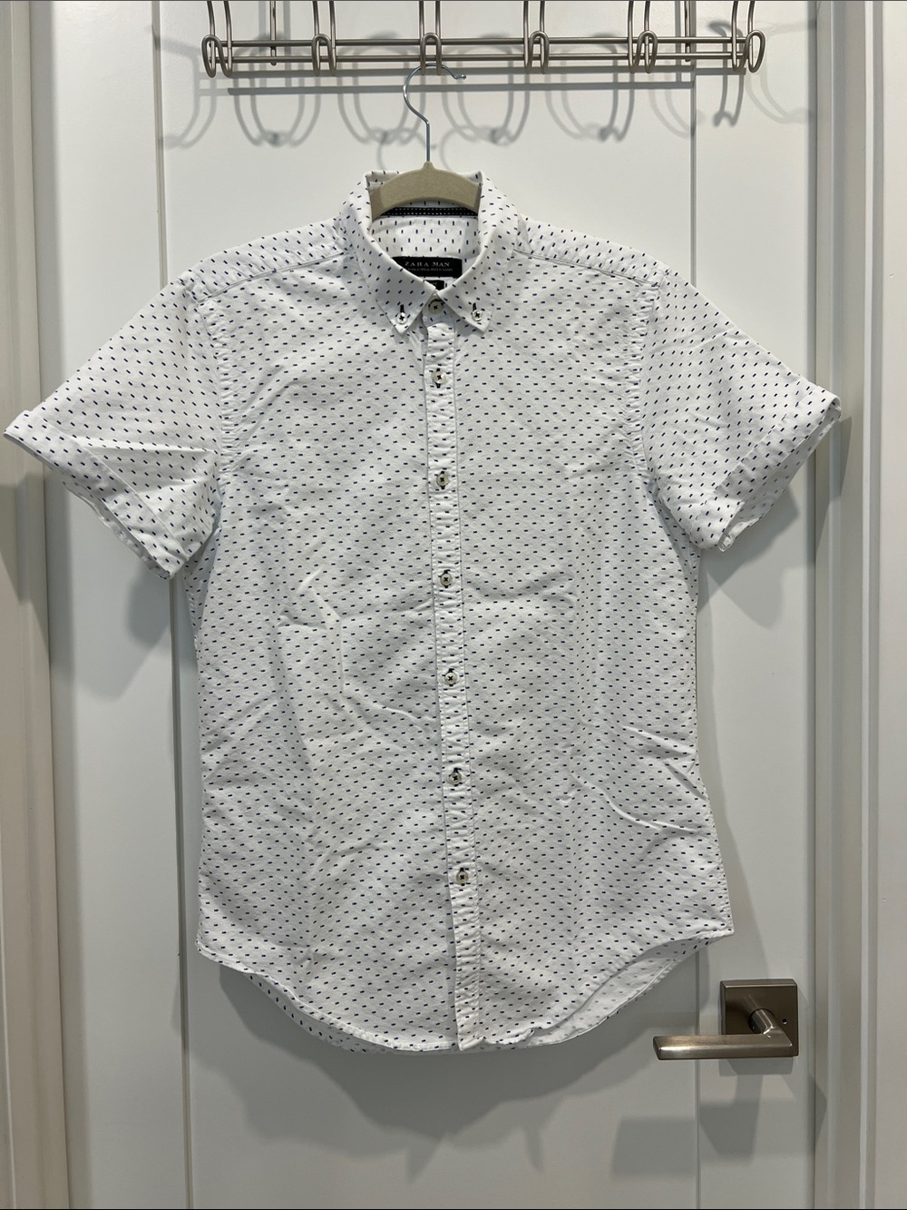 Zara White Short-Sleeve Button-Down with Navy Micro-fish pattern - Picture 2 of 8